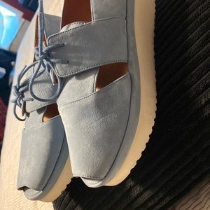 L’amour Des Pieds Light blue suede peekaboo toe shoe in excellent condition